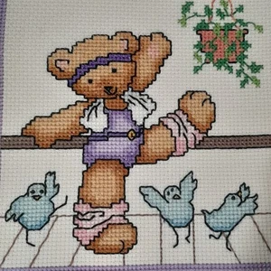 Kreuzstich Ballett Teddybär Bild Holzrahmen Glas fertig 8x9 Vintage 70er - Bild 1 von 6