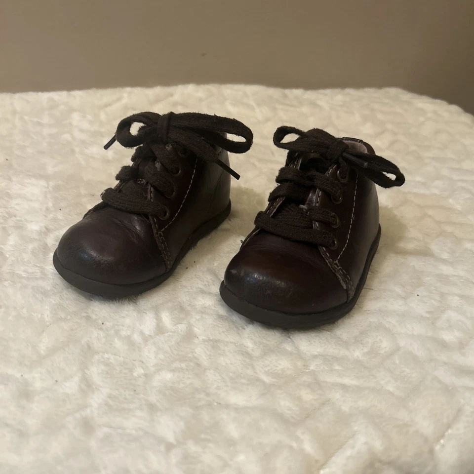 Zapatos de cuero marrón Stride Rite para niños pequeños Elliott en chocolate talla 4M Foto 1 de 4