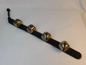 Messing Schlitten Jingle Bells 4 auf schwarzem Lederband 14" - Bild 1 von 5