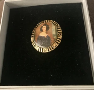 ATTRACTIVE PORTRAIT PIECE - VINTAGE SCARF/ SASH CLIP - Picture 1 of 2
