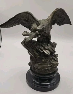 Adlerbüste  auf Holzsockel. - Bild 1 von 19