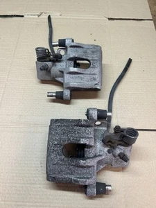 PAR DE PINZAS DE FRENO TRASERAS FORD FOCUS ST 225 MK2 2010 ELEVACIÓN FRONTAL - Imagen 1 de 2