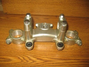 1978 SP370 FRONT FORK UPPER TRIPLE CLAMP SUZUKI SP 370 400 1978-1980 51311-32400 - Foto 1 di 5