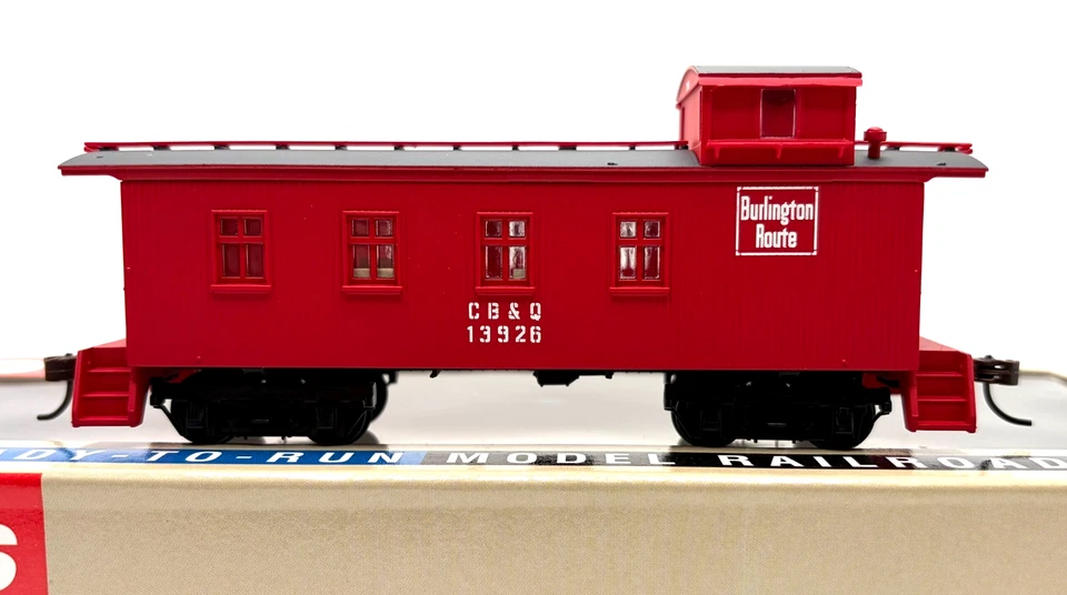 HO WALTHERS 932-7564 4 WINDOW CABOOSE CB&Q BURLINGTON ROUTE # 13926 RED - Image 1 of 2