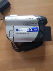 Sony Handycam DCR-DVD106E. Caméra vidéo numérique fonctionnelle avec mini DVD - Photo 1/11