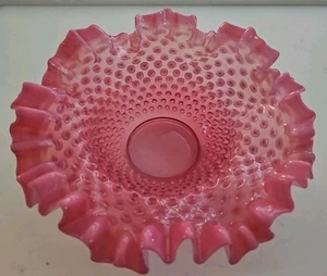DE COLECCIÓN FENTON ROSA OPALESCENTE CLAVO DE HOBNAIL BORDE PRENSADO CON VOLANTES 10" DIÁMETRO DE LLANTA - Imagen 1 de 5