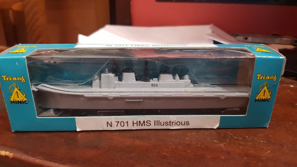 TRIANG TRI ANG 1/1200 N 701 HMS ILLUSTRIOUS VINTAGE - Imagen 1 de 4