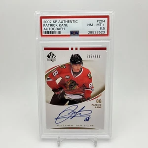 SP 2007 auténtico automático #204 Patrick Kane Rookie RC 282/999 PSA 8,5 - Imagen 1 de 2
