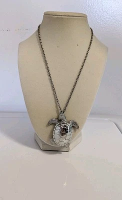 Collar colgante de tortuga marina en tono plateado joyería de moda sin marca Foto 1 de 4