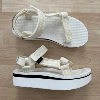 Sandalia para mujer Teva de forma plana universal con estampado de malla talla 7 plataforma blanca  Foto 1 de 4