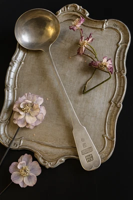 Antiguo cucharón perforador de sopa de plata Mappin & Webb ~13" con sello vintage Foto 1 de 4