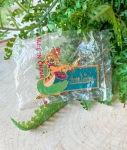 Spilla Walt Disney Collectors Society - WDCC - Timon Il Re Leone Hula Hawaii NUOVA - Foto 1 di 2