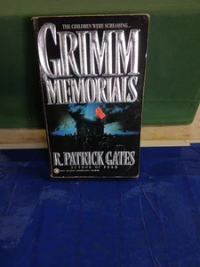 R. PATRICK GATES 1ST EDITION - Grimm Memorials 1990 (Paperbacks From Hell) - Imagen 1 de 1