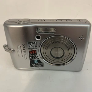 Nikon Coolpix L12 Digitalkamera 7,1 MP matt silber mit 2GB Speicherkarte - Bild 1 von 7