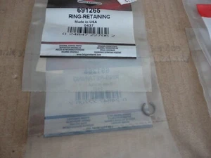 Un nuevo anillo de retención genuino Briggs & Stratton # 691265 - Imagen 1 de 1