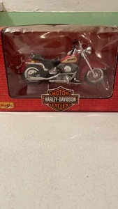 Harley Davidson 1:18 1986 FLST Heritage Softail Red Motorcycle Series 5 TRL7#39 - Picture 1 of 4