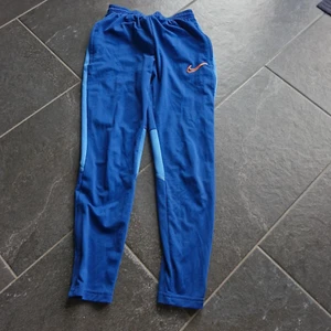 NIKE Sporthose Trainingshose Fitnesshose Hose blau Gr. 134/140/146 10-12 Jahre - Bild 1 von 4