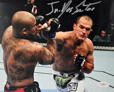 Foto assinada por Junior Dos Santos UFC Ultimate Fighting MMA autógrafo JSA CERTIFICADO DE AUTENTICIDADE 741 - Imagem 1 de 2