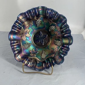 Cuenco prensado de vidrio de carnaval de cobalto Fenton 8,5" a través de uvas y hojas de colección - Imagen 1 de 12