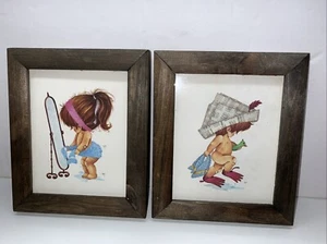 Due stampe retrò 5 x 6" di Lynn anni '70 kitsch bambini asilo bagno nonna nucleo - Foto 1 di 18
