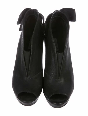 Botines Vera Wang de cuero negros con bolsa para el polvo. Preciosos botines tacón 5". Foto 1 de 4