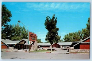 Tarjeta postal de Cody Wyoming de hoteles y restaurantes de cabañas de Mountaineer Court de la década de 1950 - Imagen 1 de 2