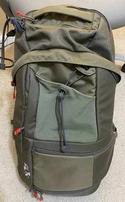 Mochila Clik Elite compacta para câmera esportiva - acolchoada, entalhada (verde exército, cinza) - Imagem 1 de 4