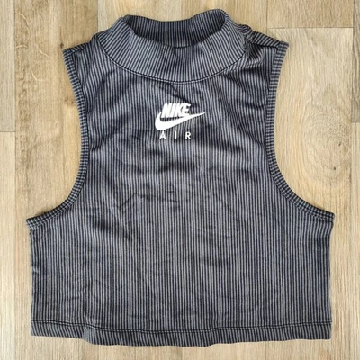 Camiseta sin mangas corta acanalada con cuello falso Nike Air para mujer XS gris/negro a rayas Foto 1 de 4