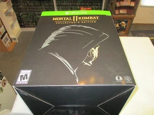 XBOX ONE MORTAL KOMBAT 11 EDICIÓN KOLELLCTORS 100% COMPLETO CON CASCO ESCORPIÓN - Imagen 1 de 3