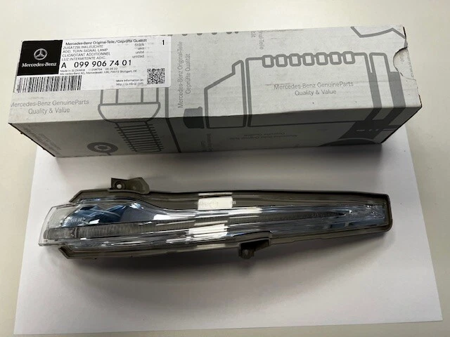 Indicatore direzione originale Mercedes-Benz nello specchio A0999067401 213 - Immagine 1 di 1