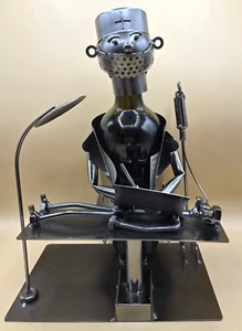 Portabotellas de Vino BRUBAKER 'Cirujano' - Escultura de Metal de Mesa, Usado en Excelente Condición - Imagen 1 de 13