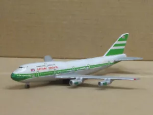 Flugzeug Boeing 747 "Cathay Pacific" weiß/grün ohne Box Schabak 901 1:600 - Bild 1 von 4