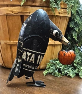 NUEVO Primitivo Rústico CUERVO con CALABAZA - METAL REUTILIZADO Halloween Otoño 11"H - Imagen 1 de 3