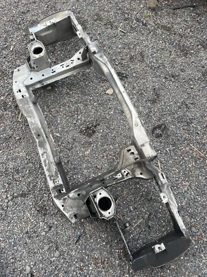 1990 BMW E30 Suporte de núcleo do radiador dianteiro modelo 325i - Imagem 1 de 4