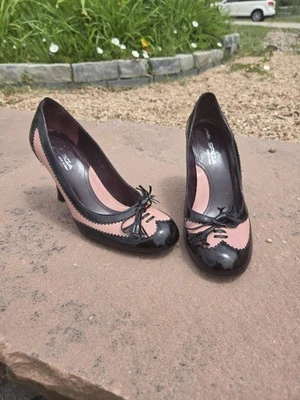 Zapatos de salón Via Spiga para mujer tacón charol punta redonda sin cordones punta de ala borla 7,5 M Foto 1 de 4