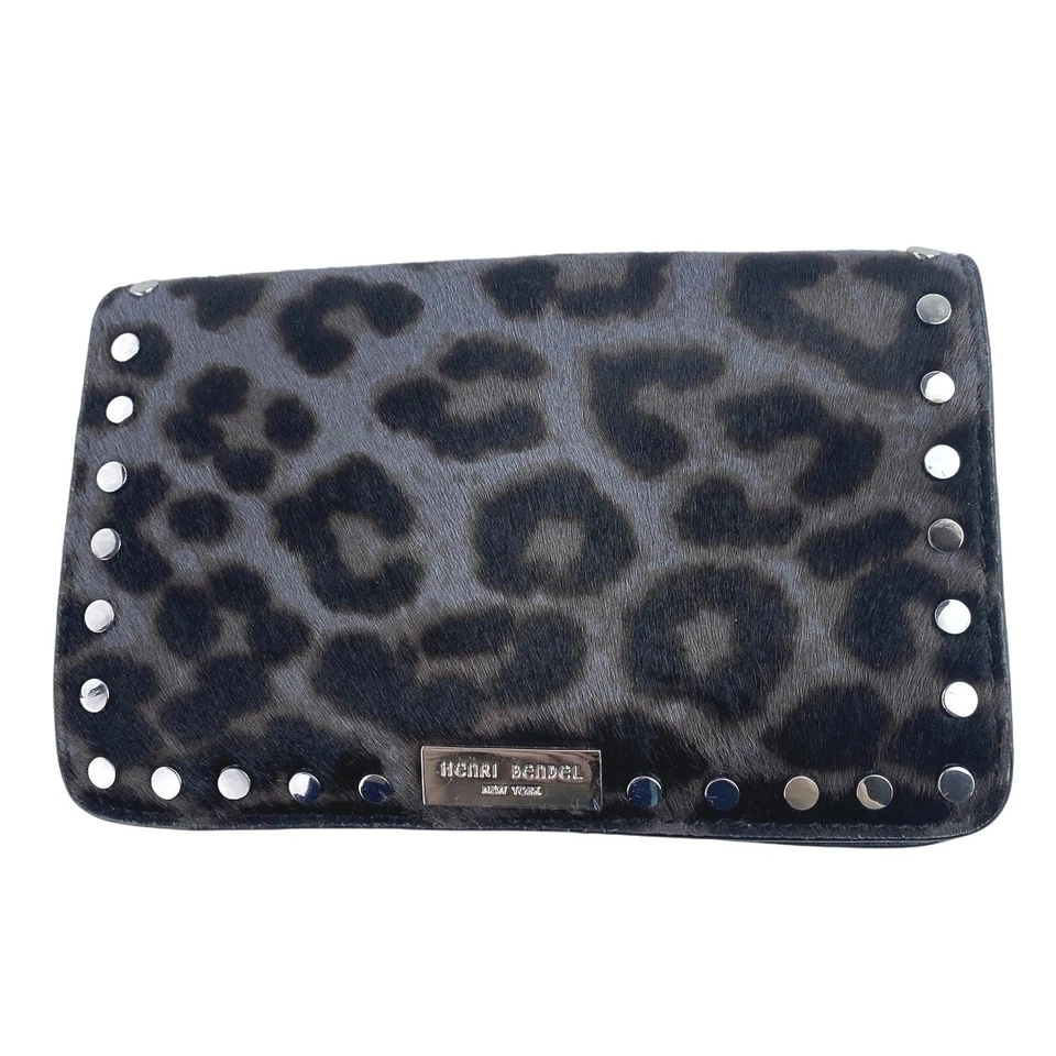 Henri Bendel Negro Leopardo Estampado Animal Tachuelas Cuero Cartera Teléfono Celular Portatarjetas Foto 1 de 4