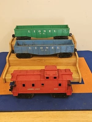 LIONEL lot of (3) Train Cars. Blue & Green Gondola #6042 , Red Caboose  - Image 1 of 4