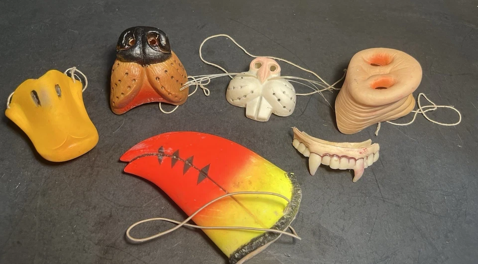 Lote De Colección César Años 80 Máscara Nariz de Goma Dientes de Vampiro Halloween Disfraz Vestir Foto 1 de 4