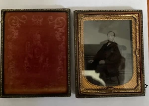 Vintage Gold gerahmtes Farbfoto auf Glasheft bärtiger Mann sitzt - Bild 1 von 6