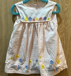 Abito rosa BABY BODEN coniglietti e fiori ricamati taglia 12-18 mesi - Foto 1 di 11