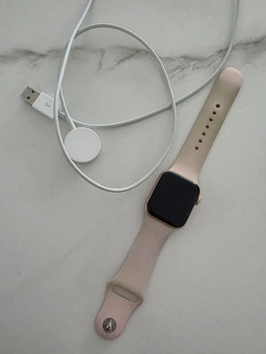 Apple Watch Series 6 40mm Goldton Aluminiumgehäuse mit Sandrosa Sportarmband - Bild 1 von 4