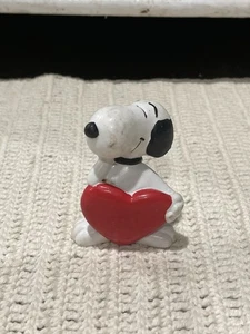 1966 Whitman's United Feature Peanuts Valentines Snoopy with Heart PVC Figure - Picture 1 of 5