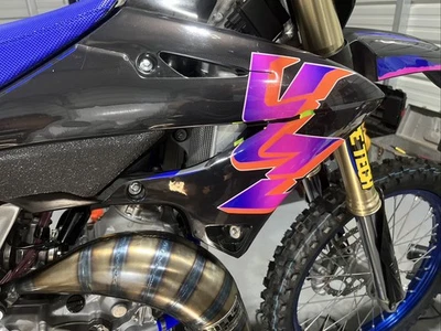 2025 Yamaha YZ 125 Shrouds Только Графические Наклейки Заказной Комплект MX Боковые Чехлы - Изображение 1 из 4