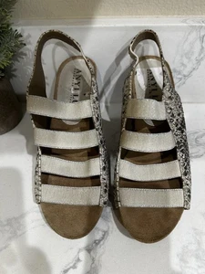 Anyi Lu Mujer 37.5 EE. UU. 7.5 M Sandalia Gris Bridget Cuero Repujado Tacón Eslinga - Imagen 1 de 5