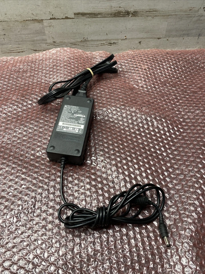 P22: Adaptador de fuente de alimentación Delta Electronics EADP-60EB B Foto 1 de 4