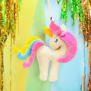 Handgefertigtes Wollfilz Einhorn Spielzeug - süßes Kindergeschenk & Auto Dekoration Größe 4 Zoll - Bild 1 von 6
