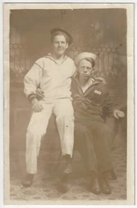 Marineros de la Marina afectuosos de la Primera Guerra Mundial 1917 - Foto real de estudio postal militar - Imagen 1 de 2