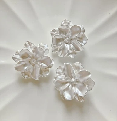 5pcs 25mm Pearly white plants flower resin plastic clothing shank buttons - Image 1 of 3