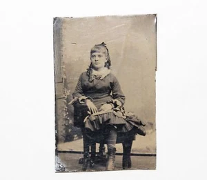 Fotográfica antigua de colección foto imagen tipo lata niña sentada - Imagen 1 de 3