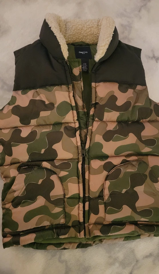 Gap Kids Meninos Colete Camuflado Roupa Externa Zíper Completo Gola de Pele Sintética Tamanho XS - Imagem 1 de 1